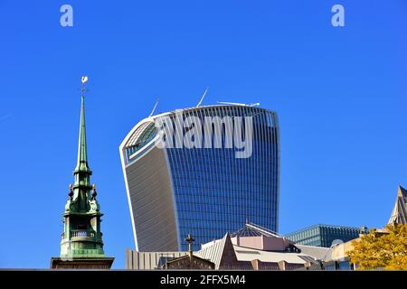 Londra, Inghilterra, Regno Unito. Un contrasto architettonico esistente nella Città di Londra in primo piano a sinistra il campanile di tutti i patiti della Torre, Foto Stock