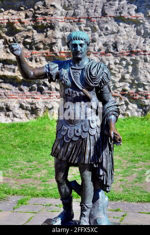 Londra, Inghilterra, Regno Unito. Una statua creduta essere dell'imperatore romano Traiano in cima alla collina della torre. Foto Stock