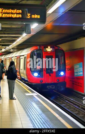 Londra, Inghilterra, Regno Unito. I passeggeri in attesa dell'arrivo di un treno metropolitano (metropolitana) District Line alla stazione di Manion House. Foto Stock