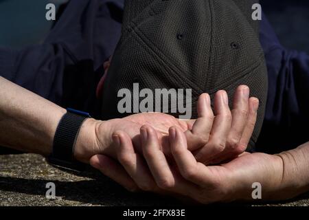 primo piano vista parziale delle mani dell'uomo Foto Stock