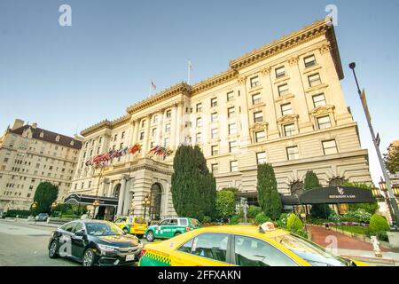 San Francisco, CA / Stati Uniti - 25 agosto 2019: Una vista panoramica del famoso Fairmont San Francisco Hotel a Nob Hill Foto Stock