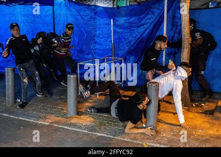 Gerusalemme, Israele. 24 Apr 2021. Le forze di sicurezza israeliane e i manifestanti palestinesi si scontrano nella città vecchia di Gerusalemme. Credit: Ilia Yefimovich/dpa/Alamy Live News Foto Stock