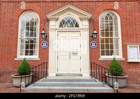 Easton, MD, USA 04-16-2021: L'edificio storico del tribunale è tra i più antichi monumenti storici nella bellissima cittadina di Easton. L'edificio in mattoni ha Talbo Foto Stock