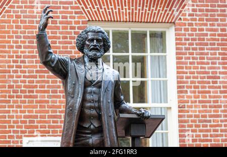 04-16-2021 Easton, MD, USA: Statua del famoso abolizionista riformista afroamericano leader Frederick Douglass, di fronte al Talbot County Cour Foto Stock