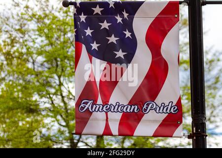 Bandiere americane e bandiere dell'orgoglio americano sono viste dappertutto la città storica di Easton, Maryland. Un'immagine generica per mili conservatore, patriottico Foto Stock