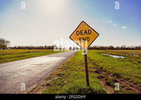 Segnale di fondo stradale con una strada che va all'orizzonte sullo sfondo. Immagine versatile per bussiness o fallimento di progetto, blocchi stradali, problemi concetti wi Foto Stock