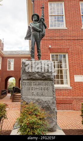 04-16-2021 Easton, MD, USA: Uno degli ultimi monumenti confederati negli Stati Uniti che è dedicato ai soldati dell'esercito confederato della contea di Talbot (a t Foto Stock