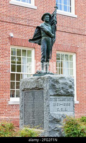 04-16-2021 Easton, MD, USA: Uno degli ultimi monumenti confederati negli Stati Uniti che è dedicato ai soldati dell'esercito confederato della contea di Talbot (a t Foto Stock