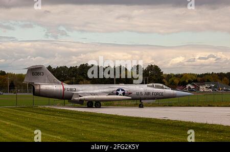 Easton, MD, USA 04-16-2021: Uno degli ultimi superstiti del famoso interceptor jet dell'era della guerra fredda Lockheed Starfighter F104A in mostra a est Foto Stock