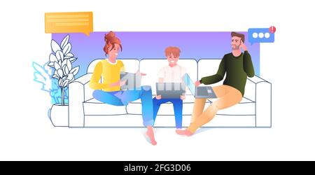 famiglia che usa computer portatili genitori wh bambino rilassarsi sul divano sociale concetto di comunicazione online multimediale Illustrazione Vettoriale