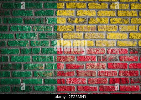Bandiera nazionale del Benin raffigurante in colori di vernice su un vecchio muro di mattoni. Bandiera banner su sfondo muro di mattoni. Foto Stock