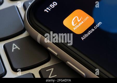 L'icona dell'app Alibaba.com viene visualizzata su un iPhone. Alibaba Group Holding Limited è una società tecnologica cinese specializzata in e-commerce, vendita al dettaglio e Internet. Foto Stock