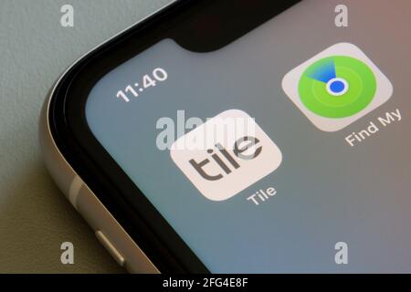 Le icone Tile e trova la mia app vengono visualizzate su un iPhone. Tile, il creatore del dispositivo di tracciamento, bashes Apple nuovo-introdotto cercatore di oggetti persi AirTag come ingiusto... Foto Stock