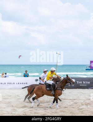 I giocatori di polo giocano al World Polo League Beach Polo di Miami Beach, Florida, il 24 aprile 2021 Foto Stock