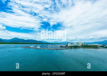 Vista aerea della città di Cairns, Marina e Trinity Inlet, far North Queensland, FNQ, QLD, Australia Foto Stock