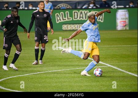 Chester, Pennsylvania, Stati Uniti. 24 Apr 2021. Aprile 24, 2021, Chester PA- MLS-2021 giocatore di Philadelphia Union, JOSE MARTINEZ (8) calcia la palla per un tentativo di obiettivo durante il Philadelphia Union home opener a Subaru Park a Chester PA Credit: Ricky Fitchett/ZUMA Wire/Alamy Live News Foto Stock