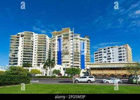 Moderni ed alti appartamenti per vacanze fronte mare, Wharf Street, Cairns, far North Queensland, FNQ, Queensland, Australia Foto Stock