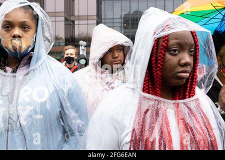 Columbus, Stati Uniti. 24 Apr 2021. Gli attivisti della Black Lives Matter si trovano sotto la pioggia per protestare contro l'uccisione della polizia di Ma'Khia Bryant di fronte allo Statehouse dell'Ohio.Black Lives gli attivisti della materia si sono riuniti di fronte al quartier generale della polizia di Columbus, E poi ha marciato verso la Ohio Statehouse per protestare contro l'uccisione della polizia di Ma'Khia Bryant questo martedì scorso. Credit: SOPA Images Limited/Alamy Live News Foto Stock