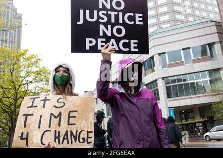 Columbus, Stati Uniti. 24 Apr 2021. Gli attivisti della Black Lives Matter hanno dei segni durante la protesta di Ma'Khia Bryant di fronte allo Statehouse dell'Ohio. Gli attivisti della Black Lives Matter si sono riuniti davanti al quartier generale della polizia di Columbus e hanno marciato verso lo Statehouse dell'Ohio per protestare contro l'uccisione della polizia di Ma'Khia Bryant lo scorso martedì. Credit: SOPA Images Limited/Alamy Live News Foto Stock