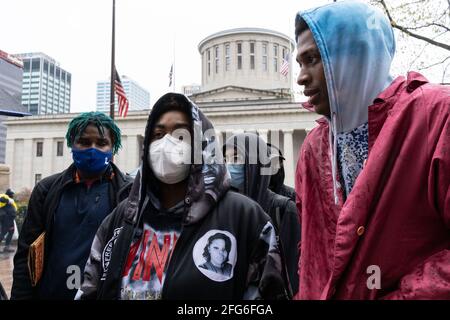 Columbus, Stati Uniti. 24 Apr 2021. Gli attivisti della materia Black Lives si riuniscono di fronte allo Stato dell'Ohio per protestare contro l'uccisione della polizia di Ma'Khia Bryant. Gli attivisti della Black Lives Matter si sono riuniti davanti al quartier generale della polizia di Columbus e hanno marciato verso lo Statehouse dell'Ohio per protestare contro l'uccisione della polizia di Ma'Khia Bryant lo scorso martedì. (Foto di Stephen Zenner/SOPA Images/Sipa USA) Credit: Sipa USA/Alamy Live News Foto Stock