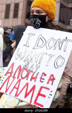 Columbus, Stati Uniti. 24 Apr 2021. L'attivista Black Lives Matter tiene un cartello durante la protesta Ma'Khia Bryant di fronte allo Statehouse dell'Ohio. Gli attivisti della Black Lives Matter si sono riuniti davanti al quartier generale della polizia di Columbus e hanno marciato verso lo Statehouse dell'Ohio per protestare contro l'uccisione della polizia di Ma'Khia Bryant lo scorso martedì. (Foto di Stephen Zenner/SOPA Images/Sipa USA) Credit: Sipa USA/Alamy Live News Foto Stock