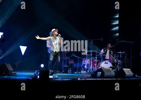 Madrid, Spagna. 24 Apr 2021. Il cantante Ivan Torres del gruppo Efecto Pasillo ha visto esibirsi al teatro alcala di Madrid. (Foto di Oscar Fuentes/SOPA Images/Sipa USA) Credit: Sipa USA/Alamy Live News Foto Stock