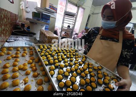 I lavoratori producono dolci tipici di Eid Foto Stock