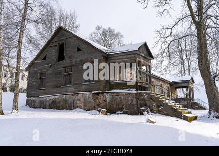 Vecchio fienile nel villaggio in un giorno d'inverno Foto Stock