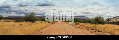 Paesaggio montano sul fiume Omaruru nella regione di Erongo Della Namibia centrale Foto Stock