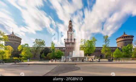 Ingresso principale al Castello Sforzesco - Castello Sforzesco e fontana di fronte, foto a lunga esposizione, giornata di sole e nuvole nel cielo, Milano, Italia Foto Stock