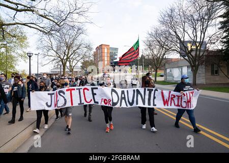 Ann Arbor, Michigan, Stati Uniti. 23 Apr 2021. Gli studenti dell'Università del Michigan hanno marciato in tutto il campus chiedendo giustizia per Daunte Wright ad Ann Arbor. Wright è stato ucciso dall'ex Brooklyn Center, agente di polizia di Minn, Kim Potter, il 11 aprile. Credit: Dominick Sokotoff/ZUMA Wire/Alamy Live News Foto Stock