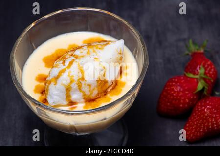 Uova innevate e ricetta di crema su sfondo nero Foto Stock