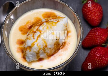 Uova innevate e ricetta di crema su sfondo nero Foto Stock