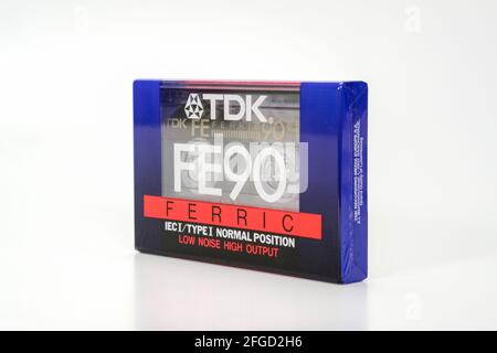 PRAGA, REPUBBLICA CECA - 29 NOVEMBRE 2018: Audiocassetta compatta TDK FE 90 ferric. Cassetta audio su sfondo bianco, vista a destra. Formato analogico f Foto Stock
