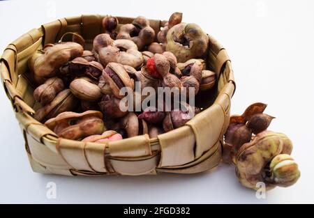 Manila tamaraind conosciuto anche come chichbila o jalebi della giungla, frutti crudi rosa selvatici asiatici o africani con semi. Tamarindo rotondo come frutta. Foto Stock