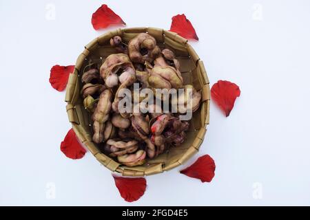 Manila tamaraind conosciuto anche come chichbila o jalebi della giungla, frutti crudi rosa selvatici asiatici o africani con semi. Tamarindo rotondo come frutta. Foto Stock