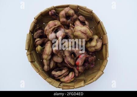 Manila tamaraind conosciuto anche come chichbila o jalebi della giungla, frutti crudi rosa selvatici asiatici o africani con semi. Tamarindo rotondo come frutta. Foto Stock