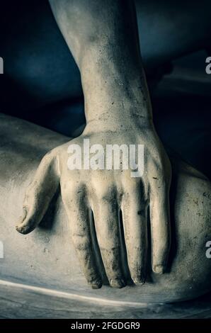 Mano aggraziata di scultura maschile antica posata sulla gamba - closeup di gesso vintage calco Foto Stock