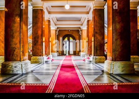 Novi Sad, Serbia - Giugno 12. 2019: Corte patriarcale a Sremski Karlovci, Serbia. Scale e sala nel Palazzo Patriarcale della Corte. Foto Stock