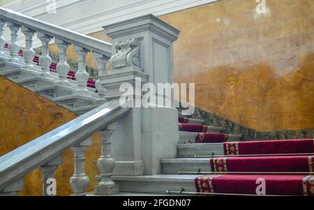 Novi Sad, Serbia - Giugno 12. 2019: Corte patriarcale a Sremski Karlovci, Serbia. Scale e sala nel Palazzo Patriarcale della Corte. Foto Stock