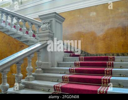 Novi Sad, Serbia - Giugno 12. 2019: Corte patriarcale a Sremski Karlovci, Serbia. Scale e sala nel Palazzo Patriarcale della Corte. Foto Stock