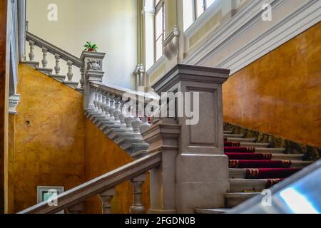 Novi Sad, Serbia - Giugno 12. 2019: Corte patriarcale a Sremski Karlovci, Serbia. Scale e sala nel Palazzo Patriarcale della Corte. Foto Stock