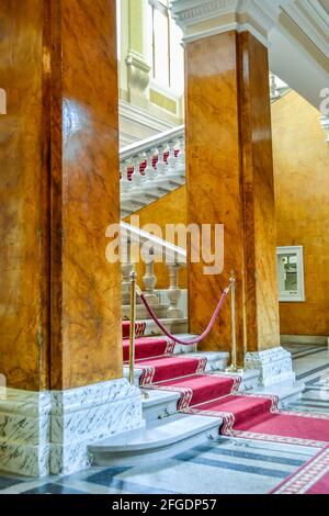 Novi Sad, Serbia - Giugno 12. 2019: Corte patriarcale a Sremski Karlovci, Serbia. Scale e sala nel Palazzo Patriarcale della Corte. Foto Stock