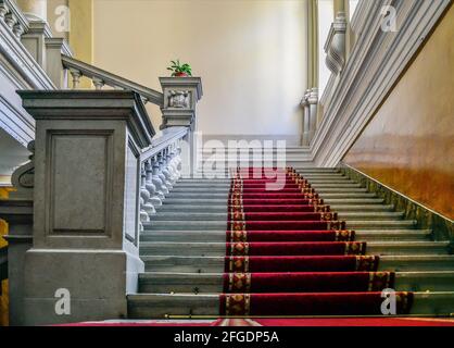 Novi Sad, Serbia - Giugno 12. 2019: Corte patriarcale a Sremski Karlovci, Serbia. Scale e sala nel Palazzo Patriarcale della Corte. Foto Stock