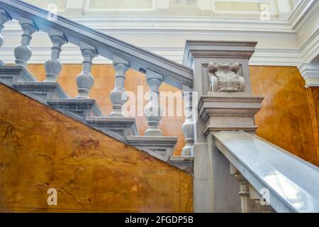 Novi Sad, Serbia - Giugno 12. 2019: Corte patriarcale a Sremski Karlovci, Serbia. Scale e sala nel Palazzo Patriarcale della Corte. Foto Stock