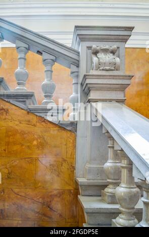 Novi Sad, Serbia - Giugno 12. 2019: Corte patriarcale a Sremski Karlovci, Serbia. Scale e sala nel Palazzo Patriarcale della Corte. Foto Stock