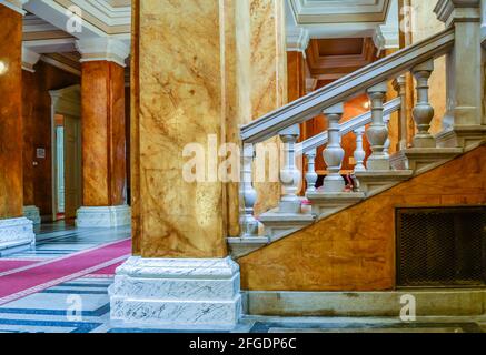 Novi Sad, Serbia - Giugno 12. 2019: Corte patriarcale a Sremski Karlovci, Serbia. Scale e sala nel Palazzo Patriarcale della Corte. Foto Stock