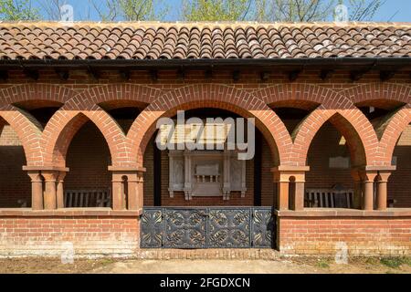 Chiostro vicino alla Watts Cemetery Chapel nel villaggio di Compton, Surrey, Inghilterra, Regno Unito, con memoriali Foto Stock