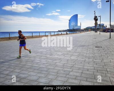 Corridore in una passeggiata, vicino alla spiaggia. W Hotel, Barceloneta, Barcellona, Catalogna, Spagna. Foto Stock