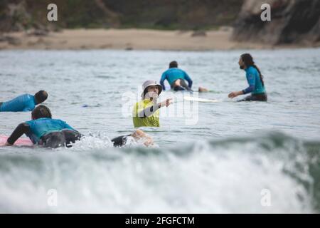 Galizia, Spagna - 2 agosto 2020: Lezioni di surf sulla spiaggia di San Antonio, Espasante. Surfisti principianti, imparando con le loro tavole da surf in una giornata nuvolosa, Foto Stock